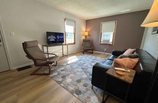 Charming 2-bedroom house minutes from downtown Battle Creek.