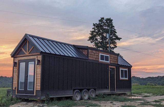 Charming 2-bedroom Tiny House with WiFi, AC in relaxing Brooksville