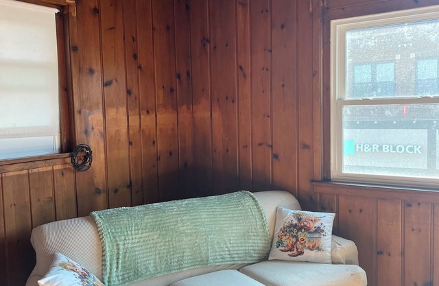 Charming 2-bedroom, 1-bath apartment just blocks from Waldorf University.