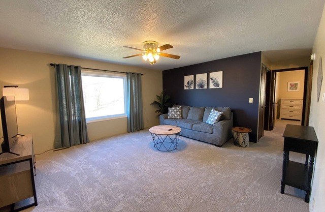 Charming 2-bedroom condo in Fort Madison with WiFi, garage & in-unit laundry