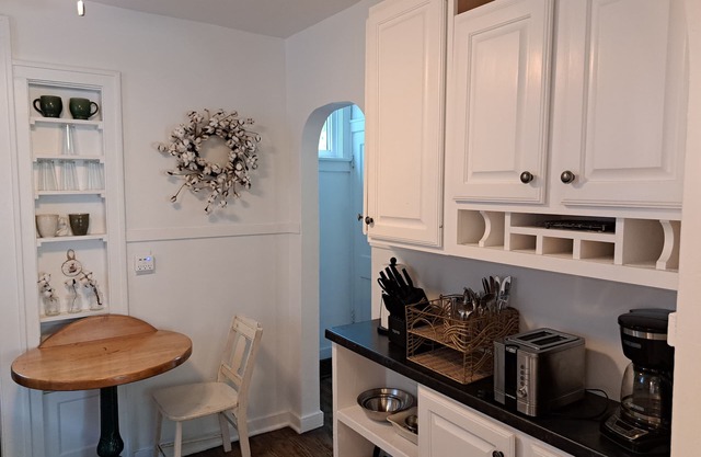 Charming 2-bedroom cottage with WiFi, AC in enjoyable Fort Madison