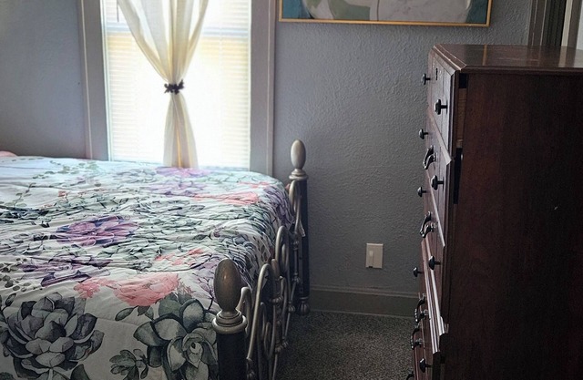 Charming 2-bedroom bungalow house in brilliant Kansas City KS with AC, WiFi