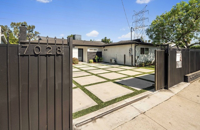 Charming 2-bedroom house with WiFi, AC in brilliant Los Angeles