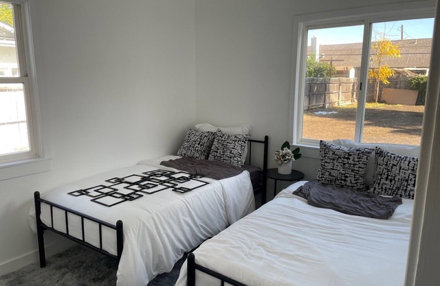 Charming 2-bedroom house in the heart of Tarzana located near the 101 freeway
