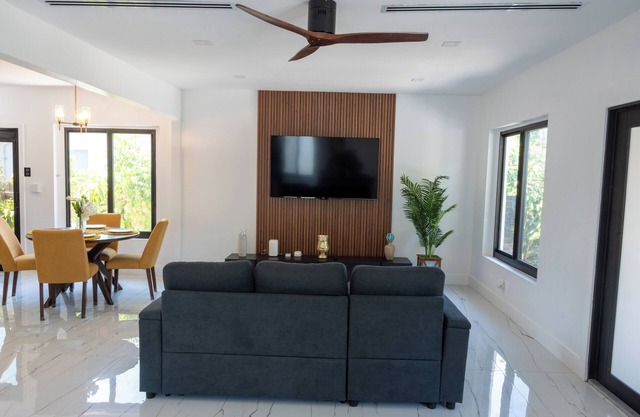 Charming 2-bedroom house in welcoming North Miami with WiFi, Pool,WFH,Golf