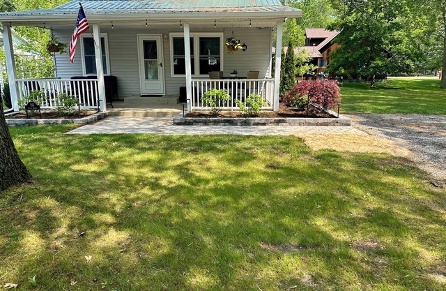 Charming 2-bedroom cottage steps away from the beach, restaurants, and downtown