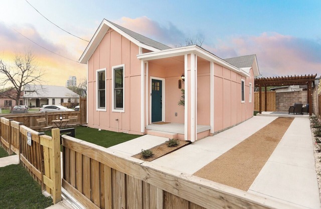Charming 2-bedroom house with WiFi, AC in beautiful Downtown San Antonio