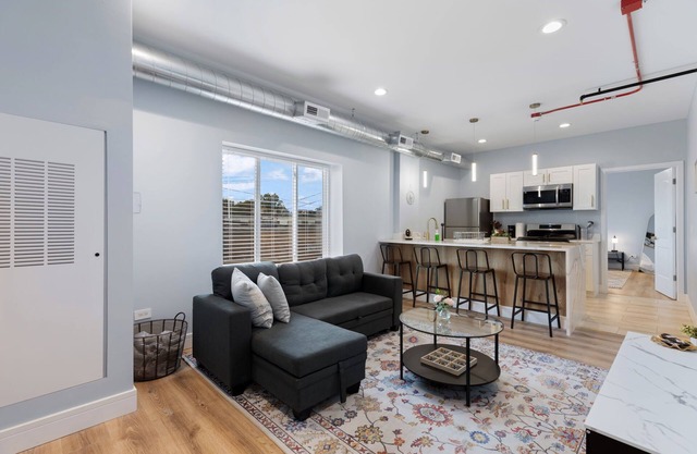 Charming 2-bedroom apartment in fabulous Westchester with AC, WiFi