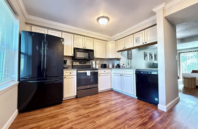 Charming 2-bedroom townhome with WiFi, AC in peaceful White Marsh