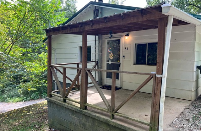Charming 2 Bedroom- Sleeps 6- Close to University, Waterfall, Casino, Waterpark