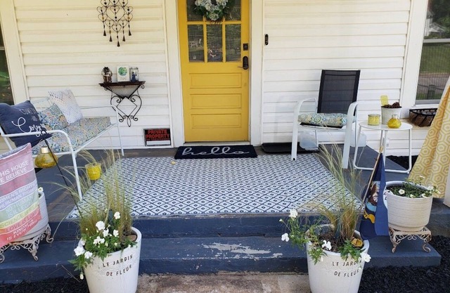 Charming 2-bedroom vintage cottage with WiFi, a/c, and other popular amenities.