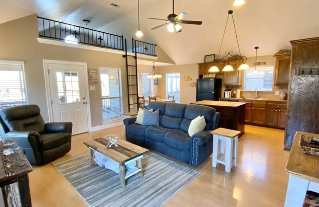 Charming 2-bedroom waterfront home on Diversion Canal