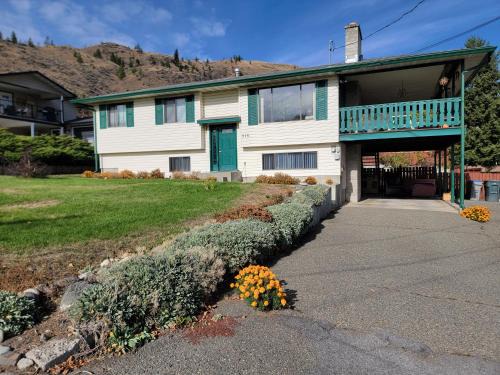 Charming - 2 bedrooms suite, 1 full bath & family room