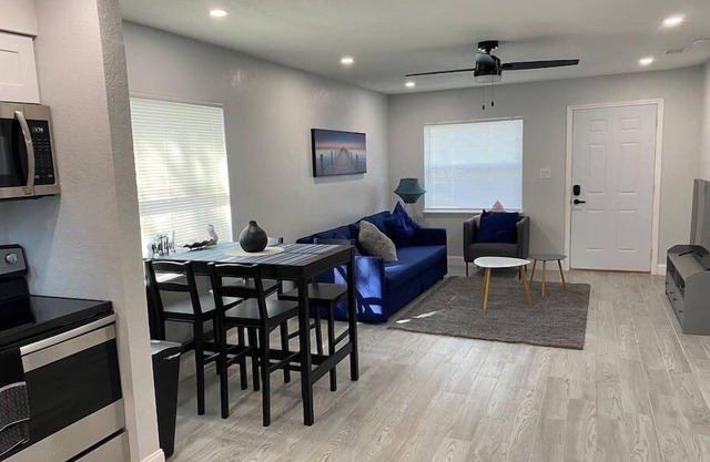 Charming 2-beds Central Clearwater Apartment