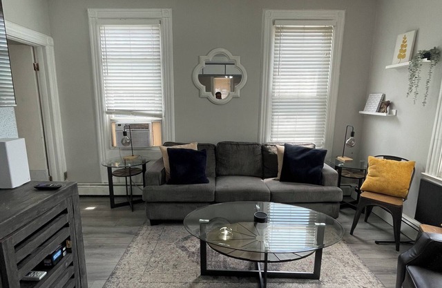 Charming 2 BR in the center of Hoboken - MINUTES from NYC