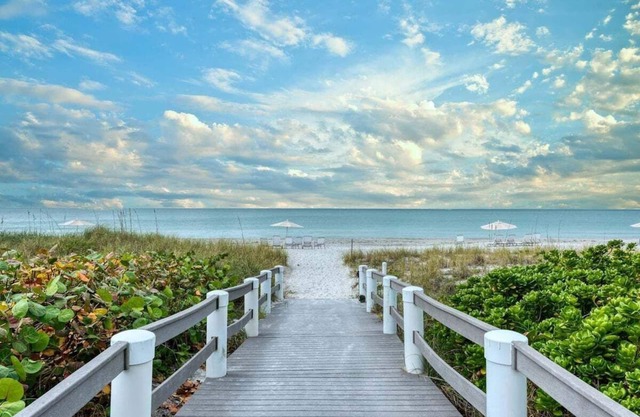 Charming 2 BR Longboat Key condo with ocean view - Flirty Flamingo