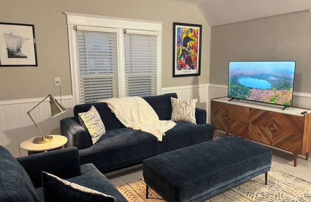 Charming 2 BR Top Floor Retreat in NE Mpls Arts District!