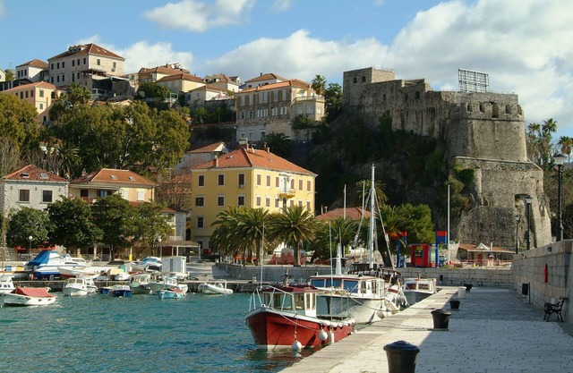 Charming 2 double bedroom apartment in the heart of Herceg Novi, 1 min to beach
