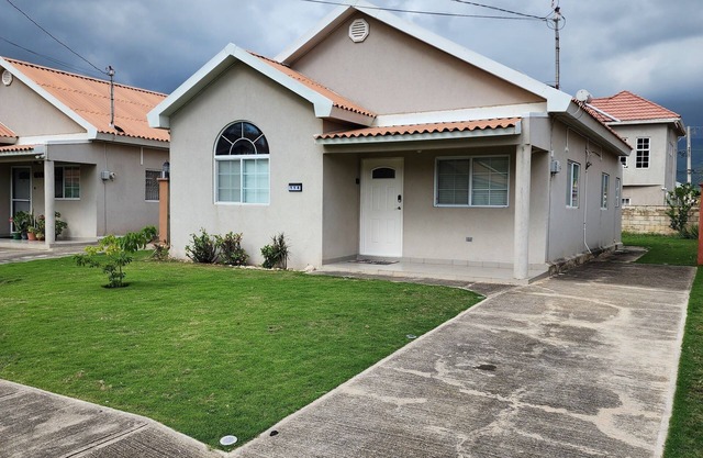 Charming 2-bedroom house with AC and WiFi in lovely St. Catherine Parish