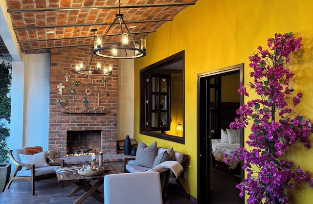 Charming 2-bedroom house with AC, WiFi in peaceful Jiquilpan de Juárez