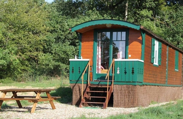 Charming 28m² Gypsy Caravan in Val de Loire, Sleeps 4, Near Castles & Bike Trails