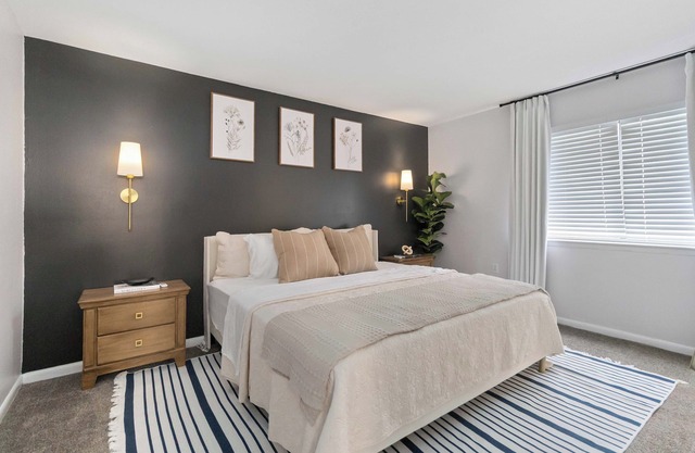 Charming 2BR/1.5BA Condo Near NoDa & Uptown Free Parking + Full Kitchen