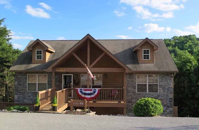 CHARMING 2BR. CABIN, NEAR SILVER DOLLAR CITY, BOOK NOW FOR SUMMER!