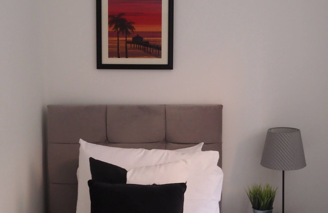 Charming 2BR Central Apt 5: Castle Views & Near Sights