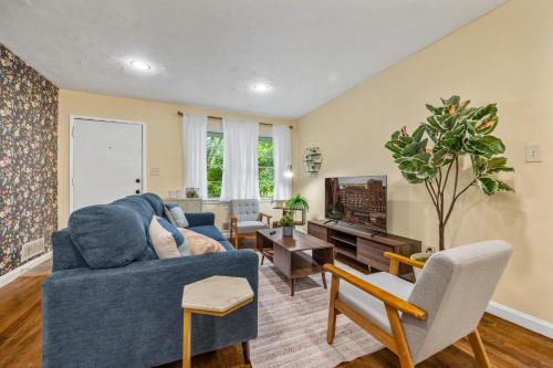 Charming 2BR in Buckhead with Backyard
