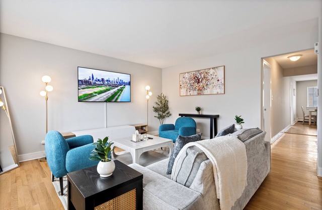 Charming 2BR Near O'Hare – Relax & Explore