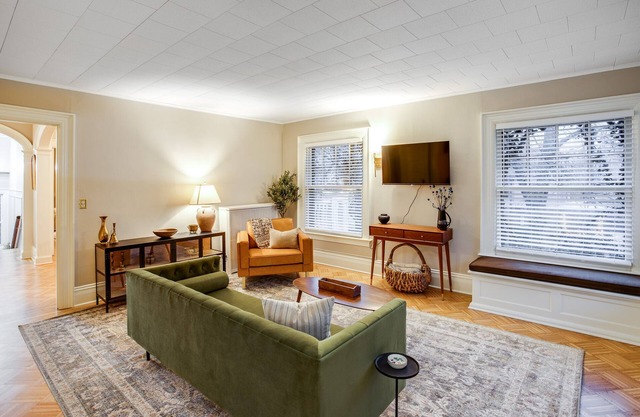 Charming 2BR, near Park Ave with private balcony!