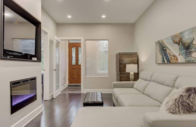 Charming 2BR townhouse w. Parking in Quiet Neighbourhood