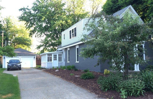 Charming 2BR upper unit on a quiet street 1.2 miles from downtown Holland!