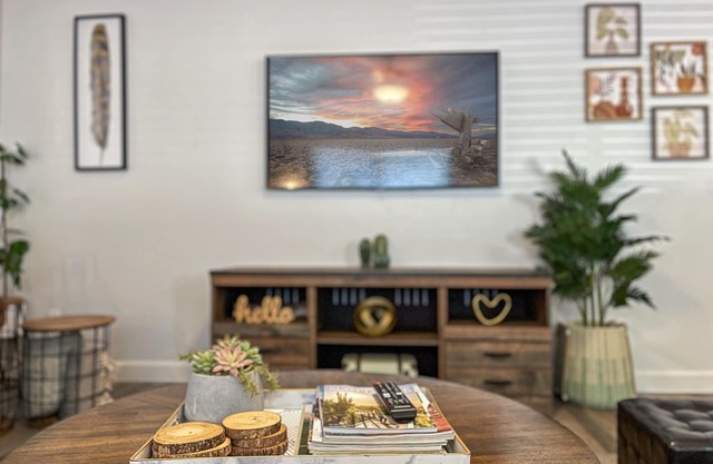 Charming 3 bd/2ba home - KING bed w/non heated POOL near Old Town Scottsdale!