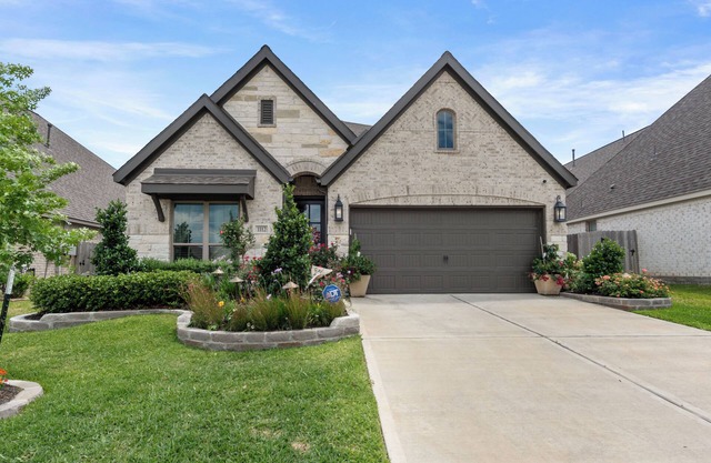 Charming 3-bd house w/nearby lake access, pickleball court, & outdoor kitchen