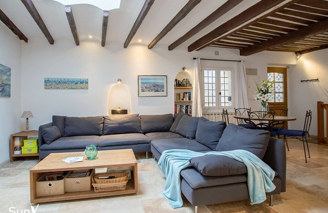 Charming 3-bed, 3-bath house in old town Antibes with terrace, parking & aircon