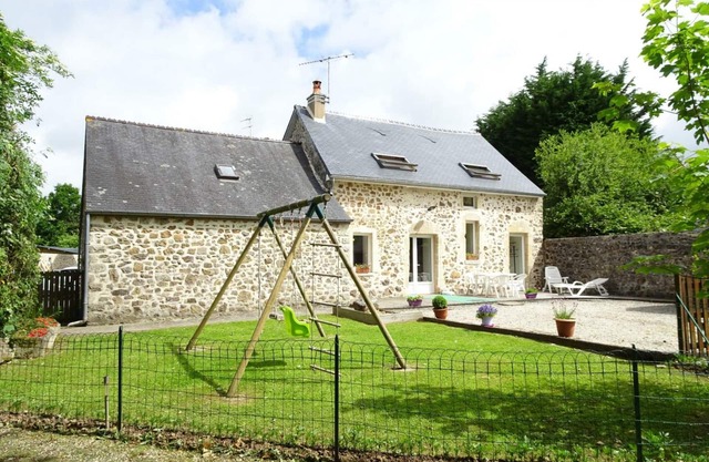 Charming 3-Bed Cottage in Tamerville with Fireplace, Garden, and WiFi