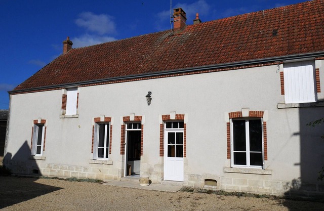 Charming 3-Bed Cottage with Terrace and Garden near Mareau Village