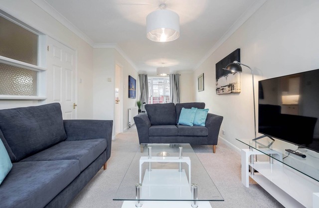 Charming 3 Bed house Family and Long-stay Discount