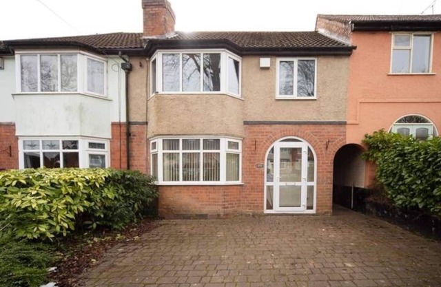 Charming 3-bed house in Birmingham suburb backing onto accessible golf course