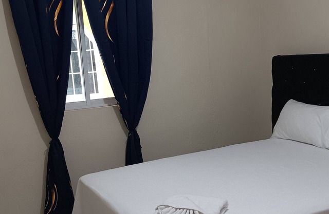Charming 3-bedroom apartment in enchanting St. Andrew Parish with AC, WiFi.