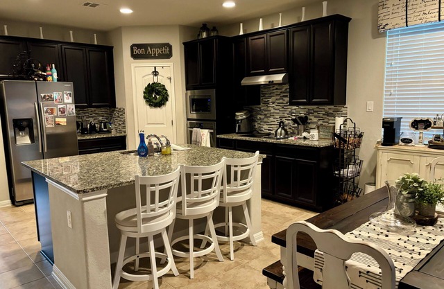 Charming 3-bedroom house with pool, office, WiFi and AC in Fair Oaks Ranch