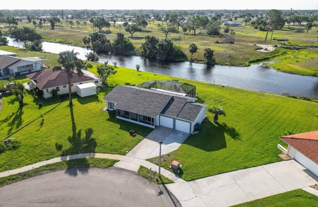 Charming 3-bedroom house with private pool on canal