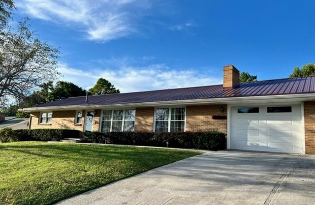 Charming 3 bedroom, 2 bath house, centrally located in Radford. Family friendly