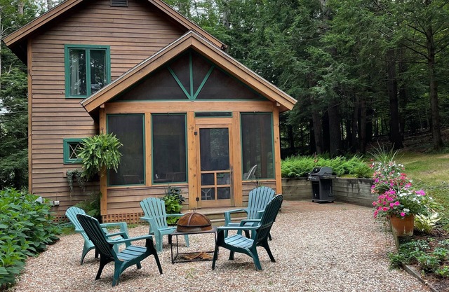 Charming 3 bedroom 2 bath Lakeside Cabin on Pristine Swanzey Lake