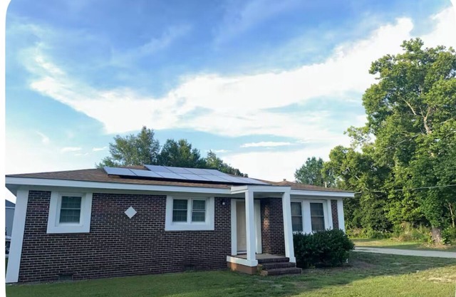 Charming 3-bedroom, 2 bathroom house with WiFi, AC in wonderful Goldsboro.
