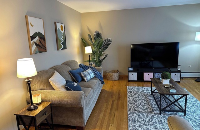 Charming 3-bedroom apartment with WiFi and AC in serene Albany