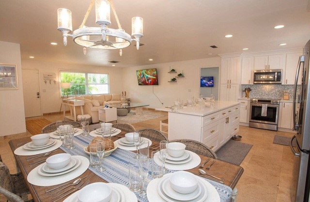 Charming 3-bedroom beach house in enchanting Sarasota only 8 minutes to Siesta