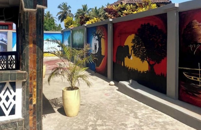 Charming 3-bedroom bed & breakfast in cool Elmina with AC