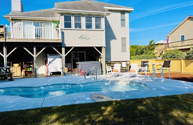 Charming 3-bedroom cottage- Bike to beach- Ocean Views-Golf Course-Pool/Hot Tub